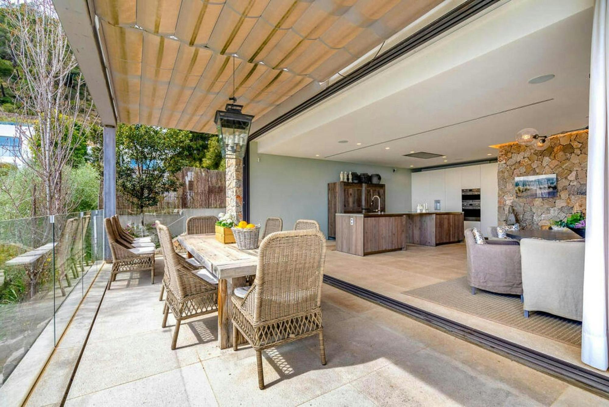 Luxury Pal With 5 Bedrooms Villa *