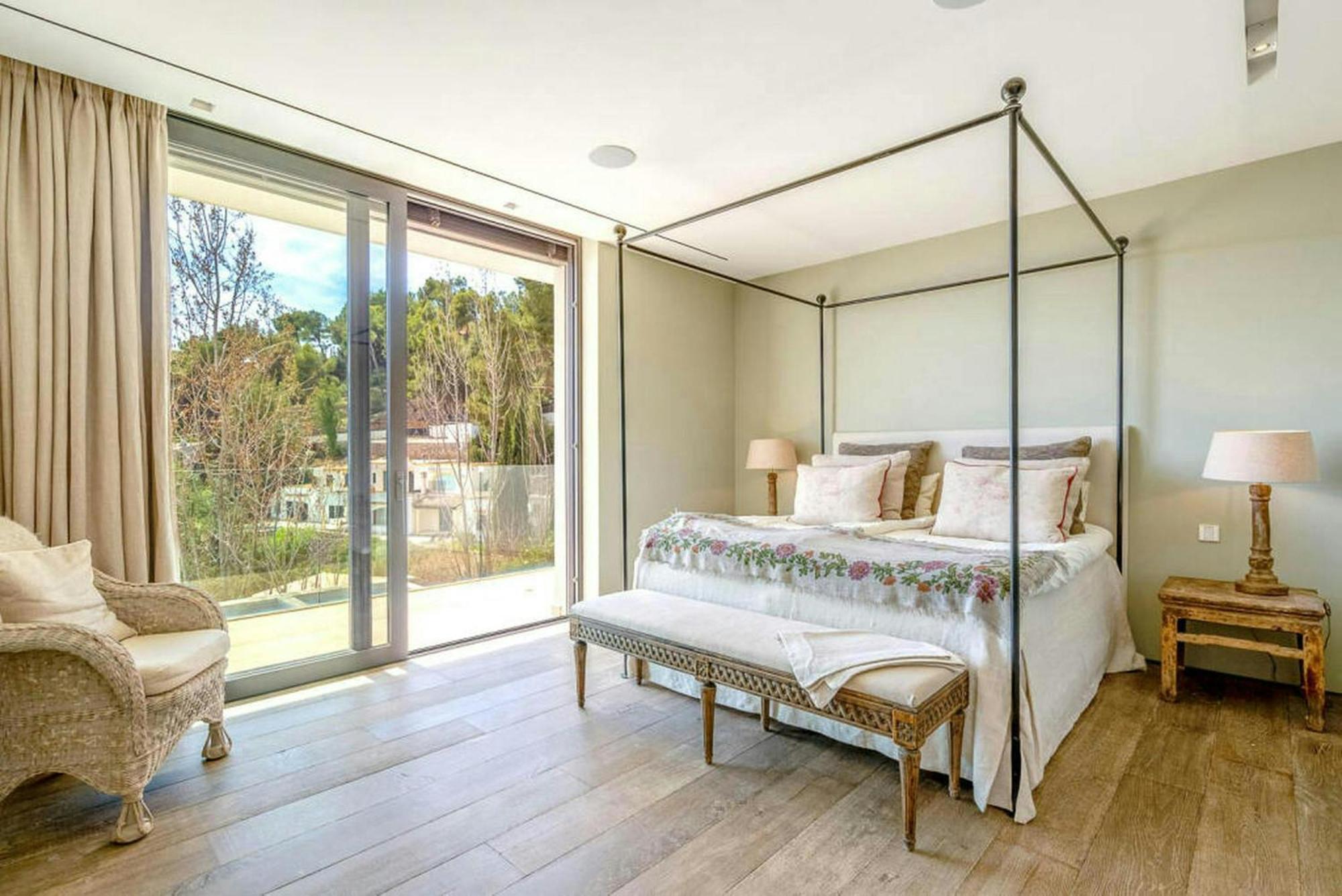 Luxury Pal With 5 Bedrooms Villa *