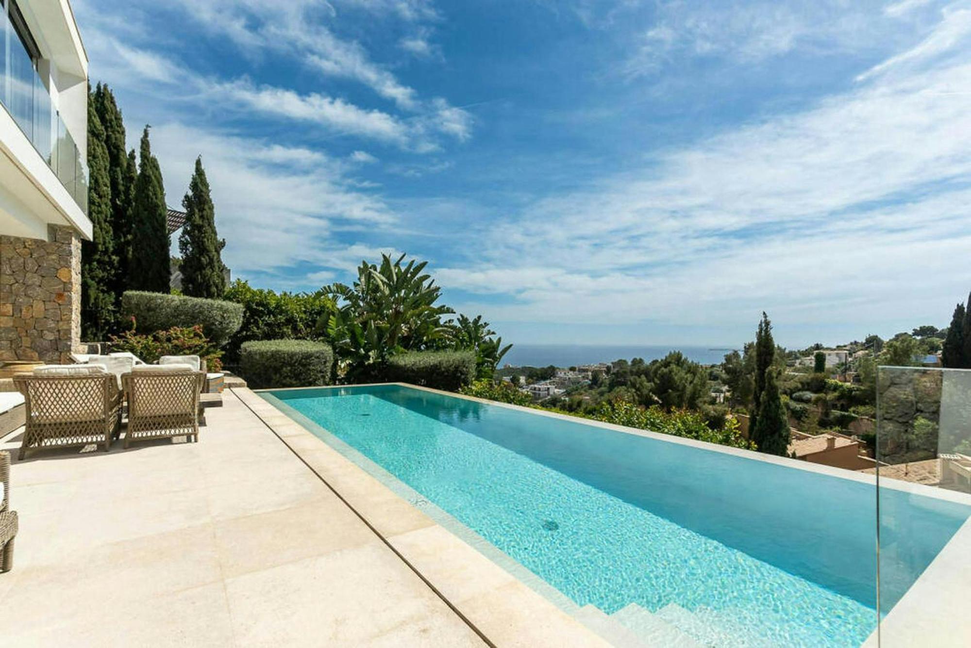 Luxury Pal With 5 Bedrooms Villa *