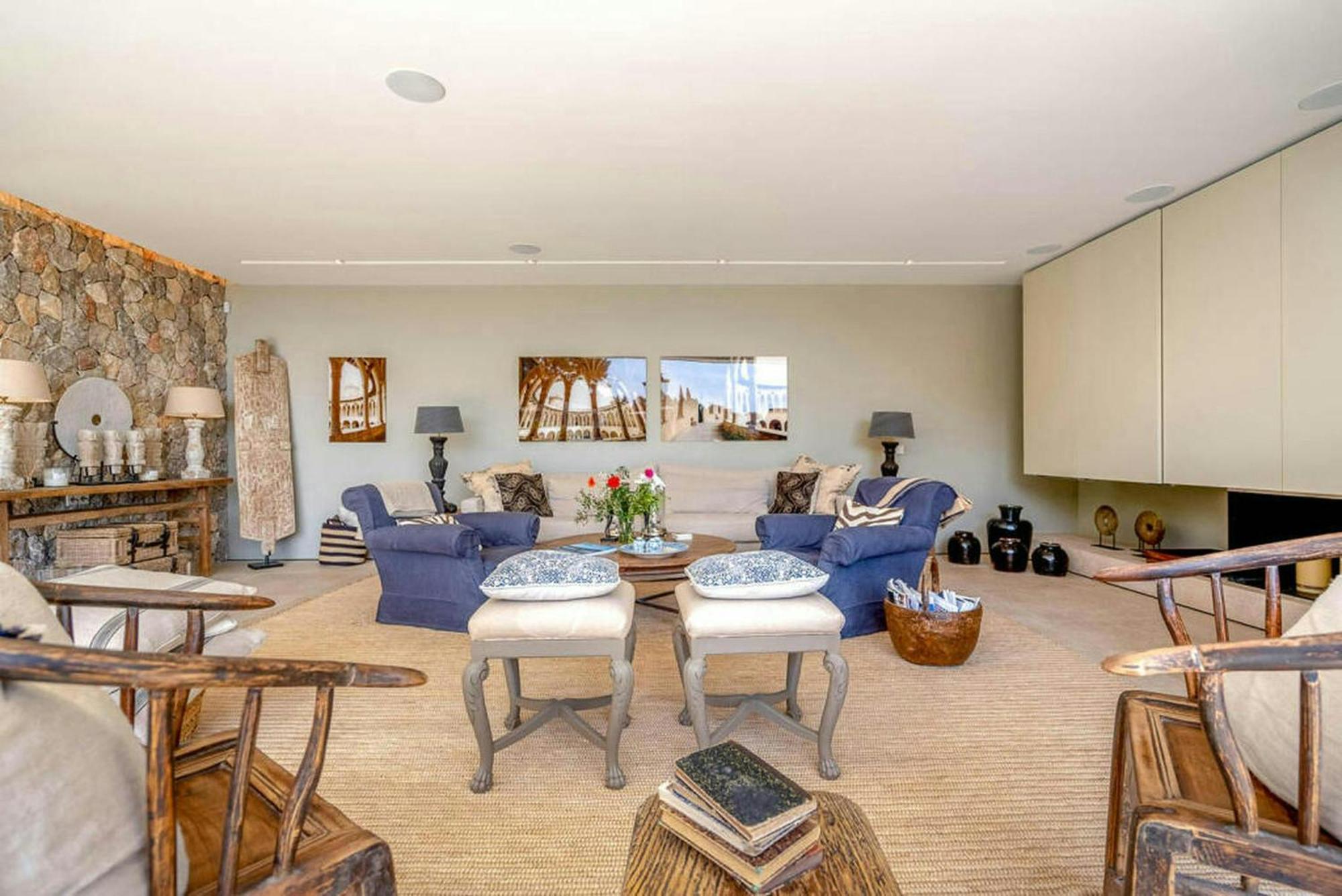 Luxury Pal With 5 Bedrooms Villa *